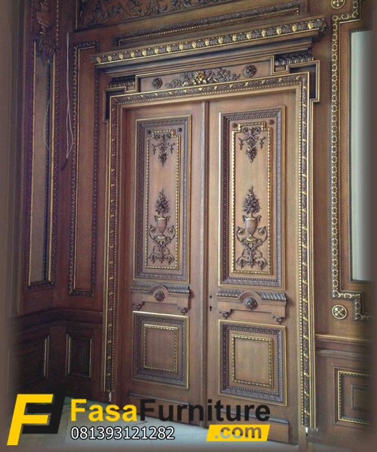 Pintu Rumah Ukir Penghubung Ruangan Tengah