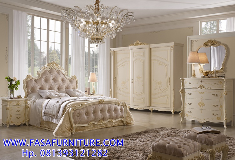 Set Kamar Tidur Mewah Bergaya Eropa